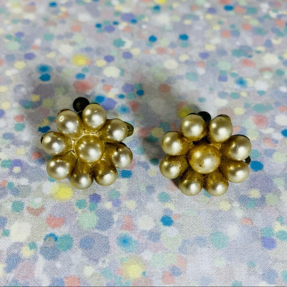 Adorable vintage faux Pearl screw back earrings